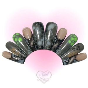 GLOOMY BLOOMIES Reusable Press On Nails